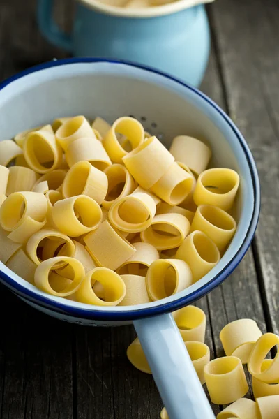 Ungekochte Pasta-Calamarata — Stockfoto