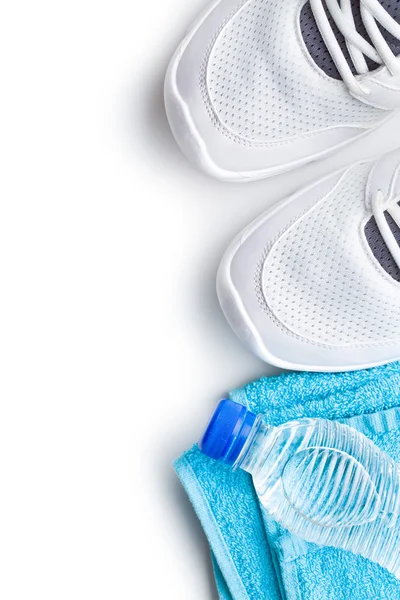 Concepto deportivo. botella, zapatos y toalla — Foto de Stock