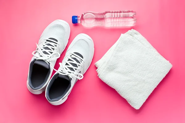 Έννοια του αθλητισμού. μπουκάλι, παπούτσια και πετσέτα — Φωτογραφία Αρχείου