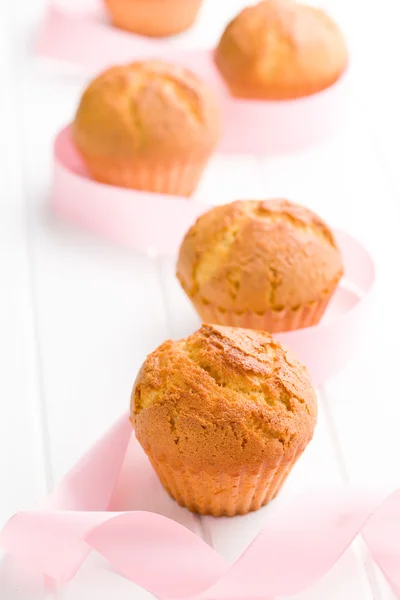 Muffins sucrés sur table de cuisine — Photo