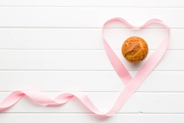 Süßer Muffin auf dem Küchentisch — Stockfoto