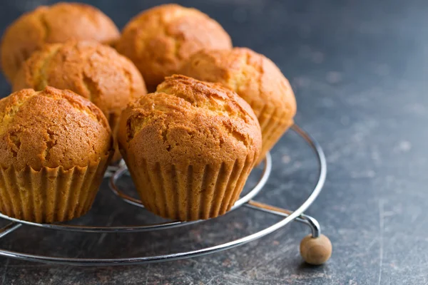 Muffins sucrés sur table de cuisine — Photo