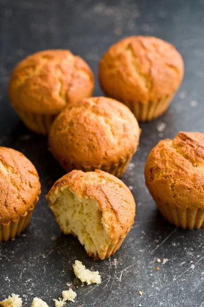 Muffins sucrés sur table de cuisine — Photo