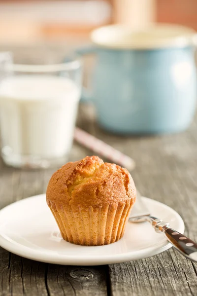 Sweet muffin on old wooden table — Stock Photo, Image