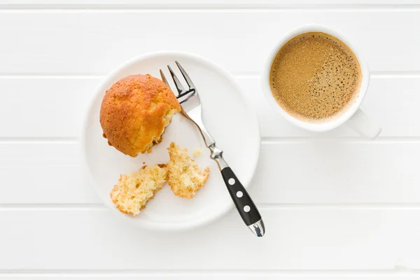 Sweet muffin on kitchen table — Stock Photo, Image