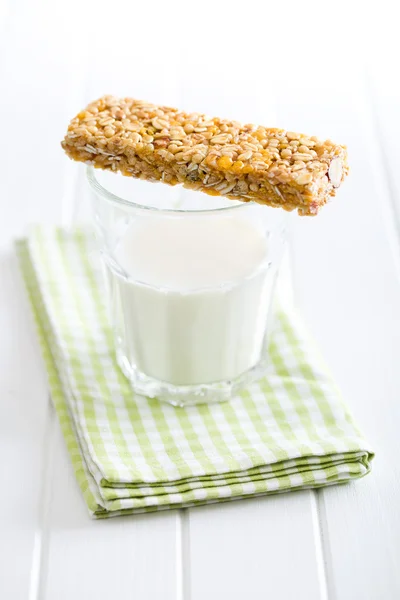 Muesli 바와 우유 — 스톡 사진
