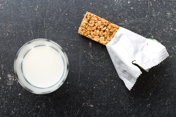 Barra de muesli e leite — Fotografia de Stock