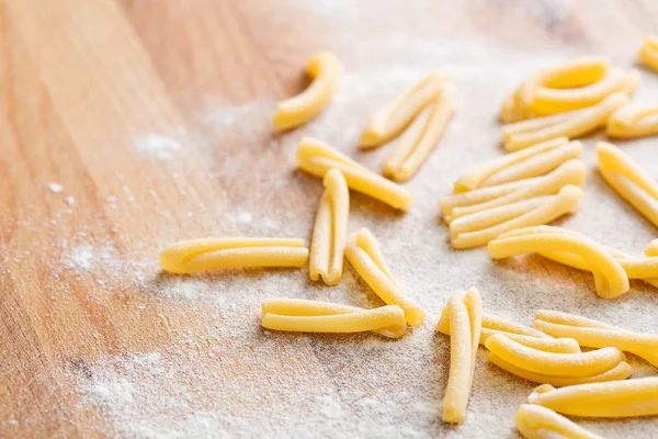Casarecce aus ungekochten Nudeln — Stockfoto