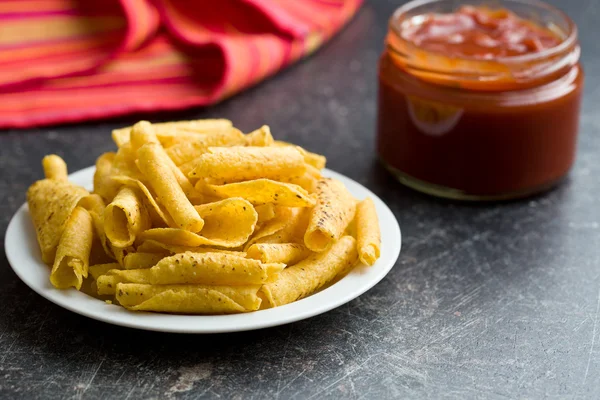 Έλασης nacho μάρκες και salsa dip — Φωτογραφία Αρχείου