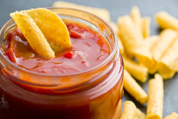 Rullade nacho chips och salsa dip — Stockfoto