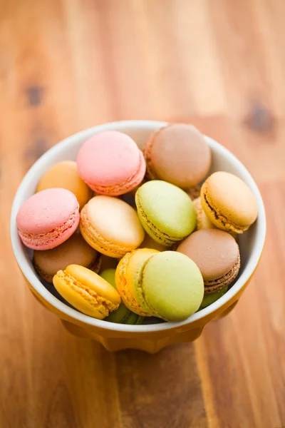 Sabrosos macarrones coloridos en un tazón — Foto de Stock