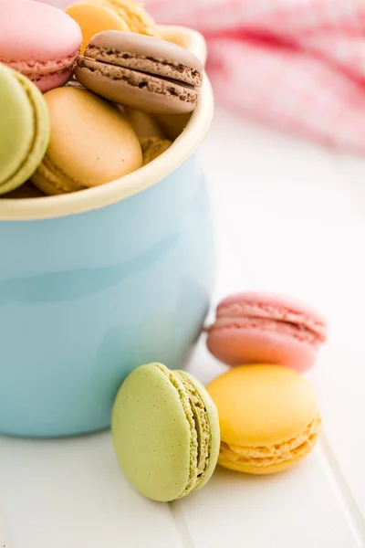Macarons français sucrés sur table de cuisine — Photo