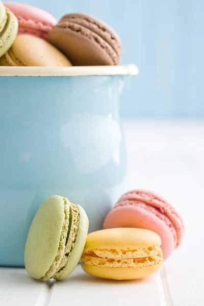 Macarrones franceses dulces en la mesa de la cocina — Foto de Stock