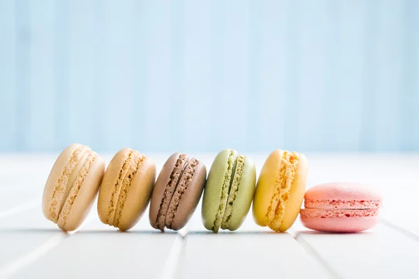 Macarrones franceses dulces en la mesa de la cocina — Foto de Stock