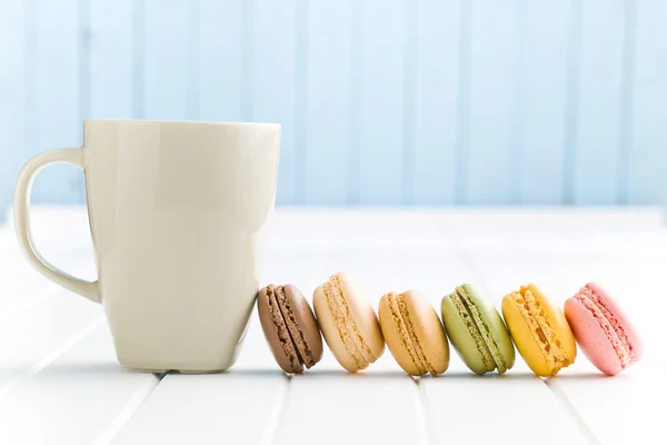 Macarons franceses doces na mesa da cozinha — Fotografia de Stock