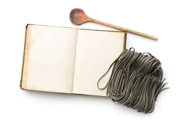 Libro de cocina y fideos negros con tinta de sepia de calamar —  Fotos de Stock