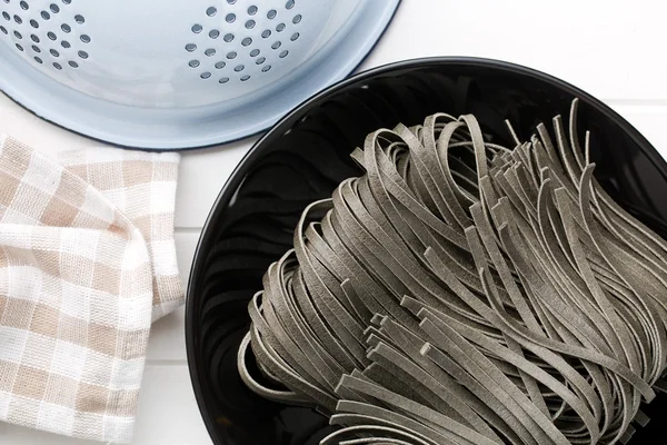 Macarrão preto com tinta de lula sépia — Fotografia de Stock