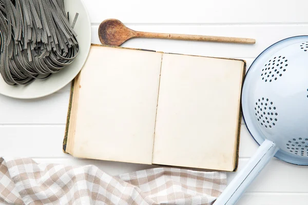 Livro de receitas e macarrão preto com tinta sepia lula — Fotografia de Stock