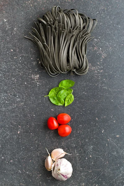 Nudeln, Knoblauch, Tomaten und Basilikumblätter — Stockfoto