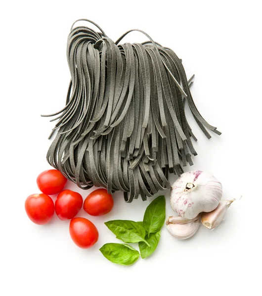 Noodles, garlic, tomatoes and basil leaves — Stock Photo, Image