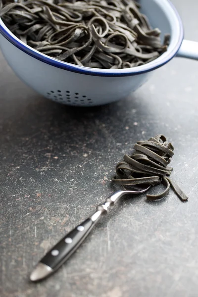 Tagliatelle nere cotte con nero di seppia di calamaro — Foto Stock