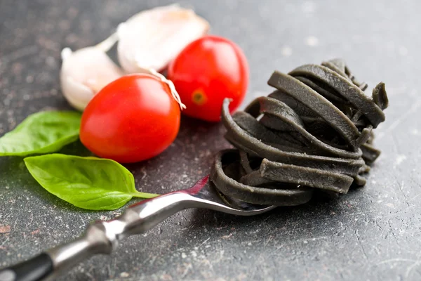 Fideos, ajo, tomates y hojas de albahaca —  Fotos de Stock