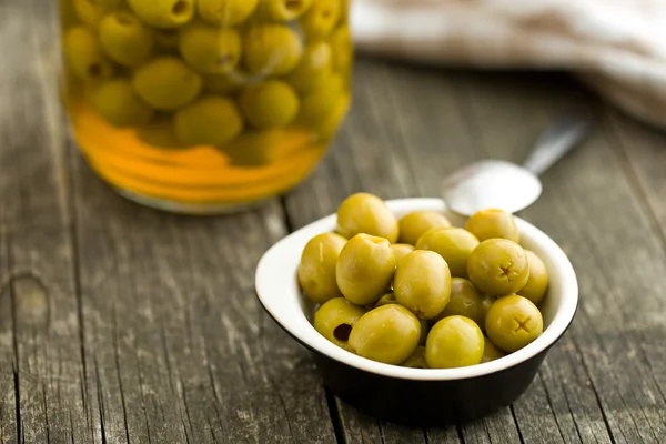 Aceitunas verdes sin hueso en un tazón —  Fotos de Stock