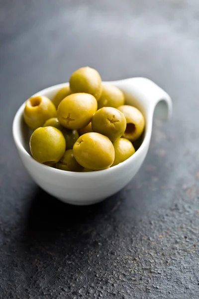 Azeitonas verdes sem caroço na tigela — Fotografia de Stock