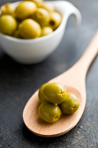 Зеленые оливки без косточек — стоковое фото