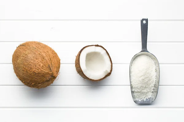 Riven, hela och halverades kokos — Stockfoto