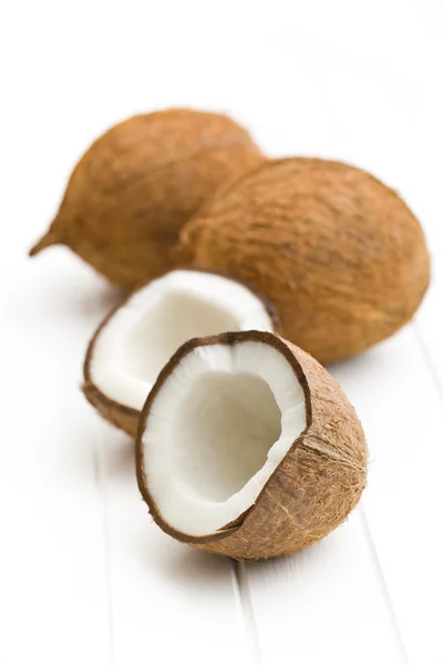 Gehalveerde en hele kokosnoot — Stockfoto