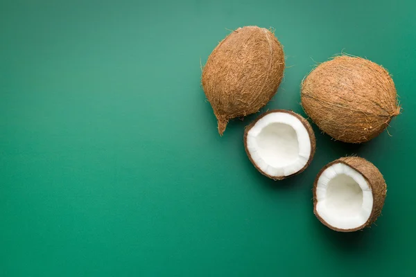 Наполовину и полностью кокосовый орех — стоковое фото