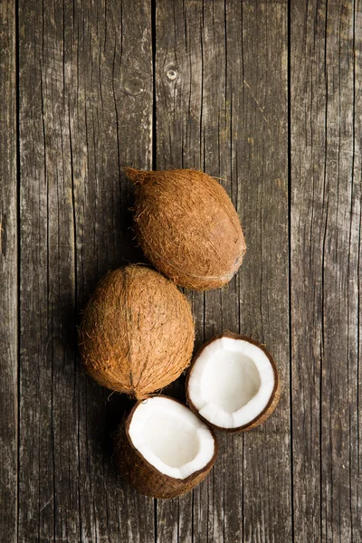 Gehalveerde en hele kokosnoot — Stockfoto