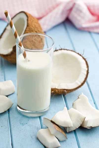 Kokosnuss und Milch — Stockfoto