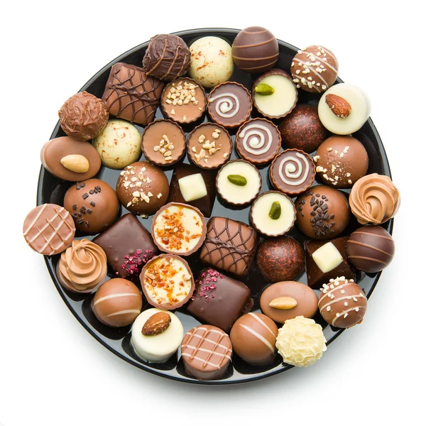 Verschillende chocolade pralines op plaat — Stockfoto