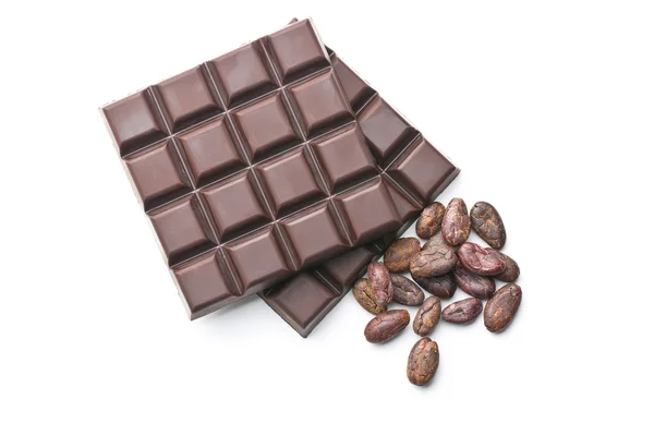 Dunkle Schokoladentafeln und Kakaobohnen — Stockfoto