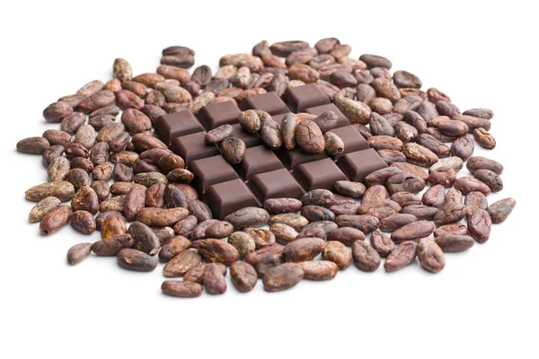 Zartbitterschokolade und Kakaobohnen — Stockfoto