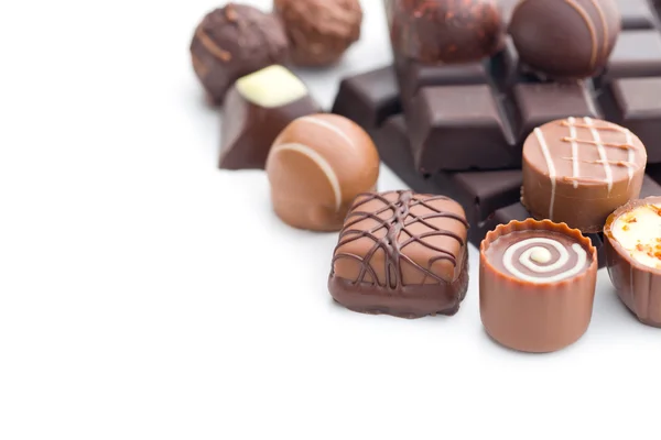 Різні шоколадні праліни та шоколадний батончик — стокове фото