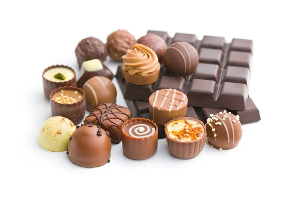 Olika chokladpraliner och chokladkaka — Stockfoto