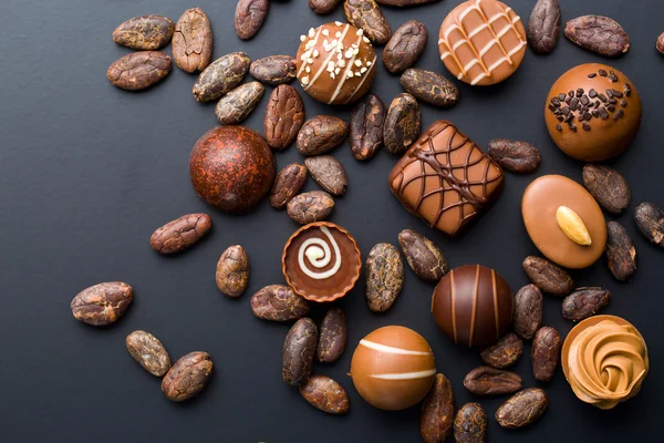 チョコレートとカカオ豆 — ストック写真