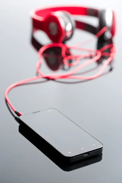 Mobiltelefon och hörlurar — Stockfoto