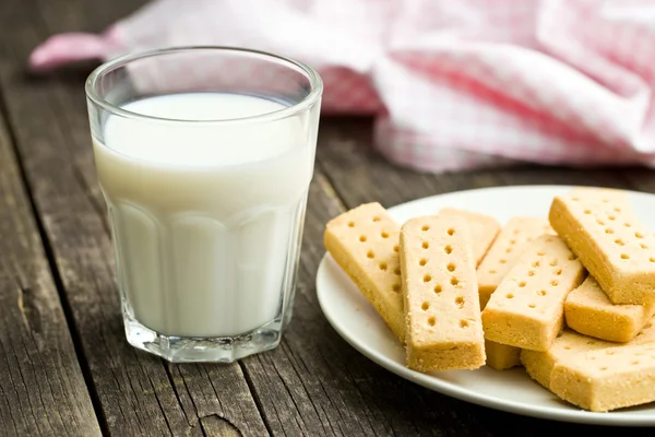 Shortbread fingers with milk — Stock Photo, Image