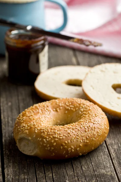 Leckerer Bagel mit Sesam — Stockfoto