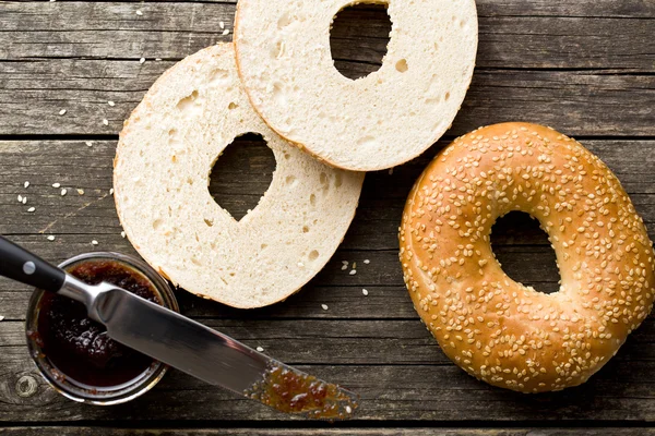 Gustoso bagel con semi di sesamo — Foto Stock