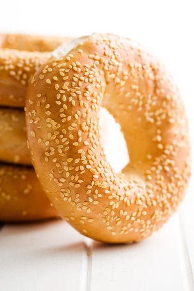 Bagel saboroso com semente de gergelim — Fotografia de Stock