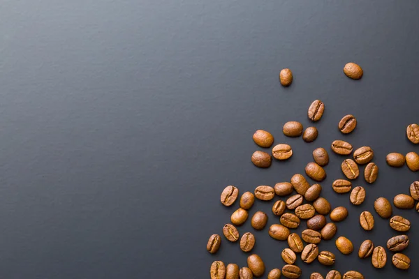 Siyah arkaplanda kahve çekirdekleri — Stok fotoğraf