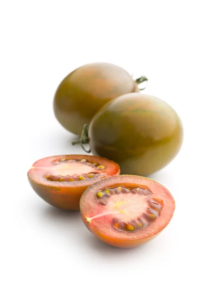 Halbierte dunkle Tomaten — Stockfoto