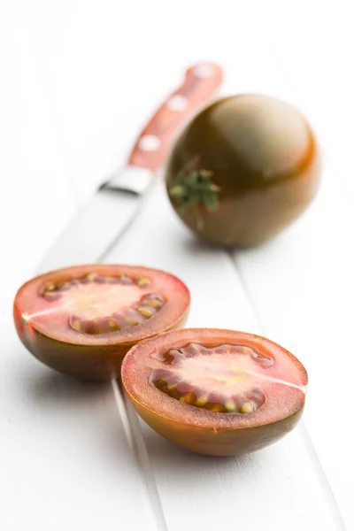 Tomates escuros cortados pela metade — Fotografia de Stock
