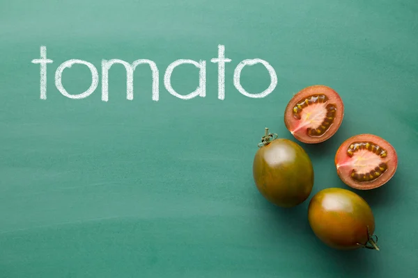 Tomates oscuros a la mitad — Foto de Stock