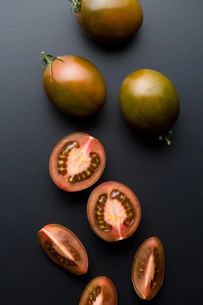 Διχοτομημένα σκούρο ντομάτες — Φωτογραφία Αρχείου